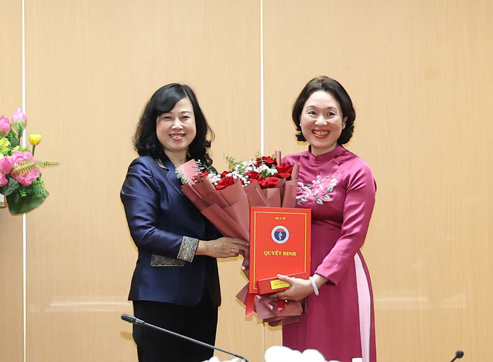 Bộ trưởng Bộ Y tế Đào Hồng Lan trao quyết định điều động, bổ nhiệm TS.BS Nguyễn Minh Hằng giữ chức Phó Cục trưởng Cục An toàn thực phẩm. Ảnh: Báo Sức khỏe và đời sống Bộ trưởng Bộ Y tế Đào Hồng Lan trao quyết định điều động, bổ nhiệm TS.BS Nguyễn Minh Hằng giữ chức Phó Cục trưởng Cục An toàn thực phẩm. Ảnh: Báo Sức khỏe và đời sống