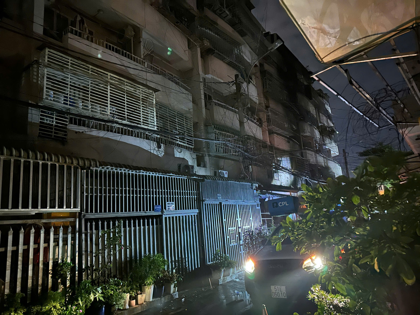 Ngày 7/7, Công an phường Phú Thọ Hòa đang phối hợp Công an TP.HCM điều tra nguyên nhân vụ cháy ở chung cư Độc Lập.