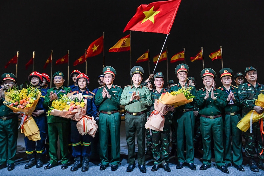 Lãnh đạo Bộ Quốc phòng, Bộ Công an tặng hoa lực lượng cứu hộ, cứu nạn tại sân bay Nội Bài. Ảnh: Báo Quân đội Nhân dân Lãnh đạo Bộ Quốc phòng, Bộ Công an tặng hoa lực lượng cứu hộ, cứu nạn tại sân bay Nội Bài. Ảnh: Báo Quân đội Nhân dân