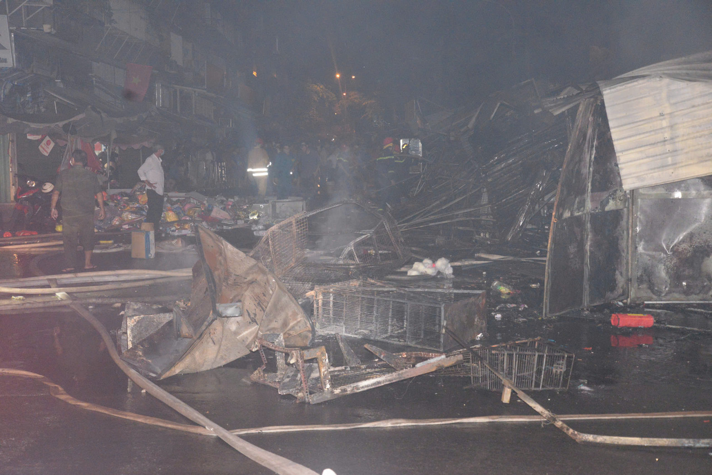 Hoả hoạn thiêu rụi khoảng 7 ki-ốt. Hoả hoạn thiêu rụi khoảng 7 ki-ốt.