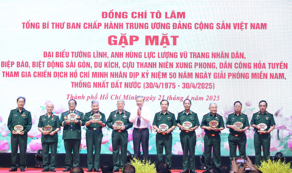 Tổng Bí thư Tô Lâm tặng quà các đại biểu. Tổng Bí thư Tô Lâm tặng quà các đại biểu.