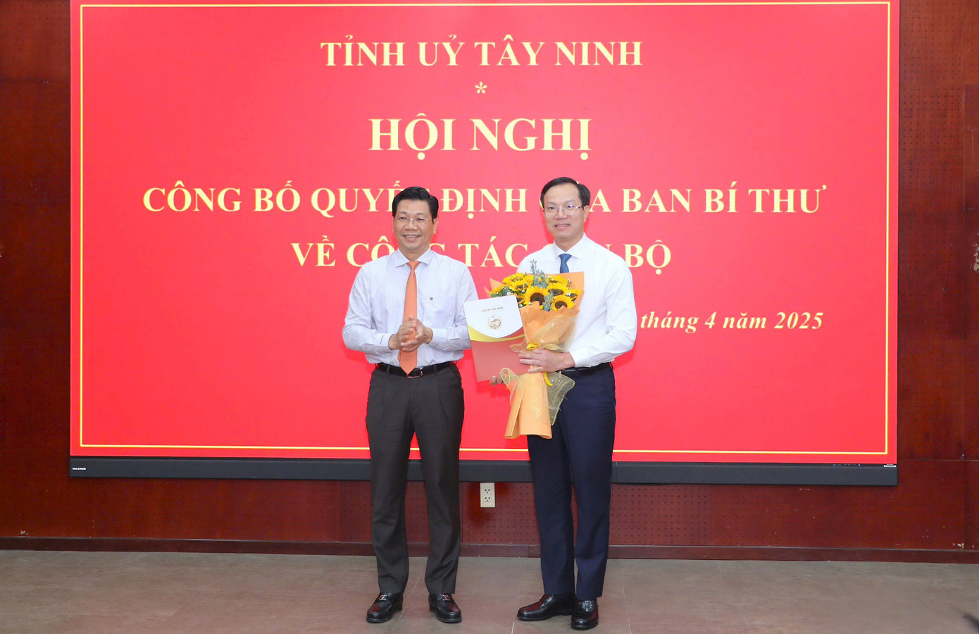 Ông Nguyễn Mạnh Hùng, Bí thư Tỉnh ủy tỉnh Tây Ninh trao quyết định cho ông Đoàn Trung Kiên. Ảnh: Báo Sài Gòn Giải phóng.