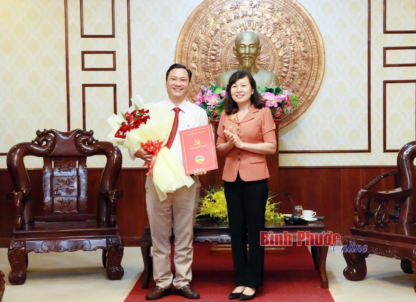 Phó Bí thư Thường trực Tỉnh ủy, Chủ tịch HĐND tỉnh Bình Phước Huỳnh Thị Hằng trao quyết định cho ông Nguyễn Khắc Thọ. Ảnh: Báo Bình Phước Phó Bí thư Thường trực Tỉnh ủy, Chủ tịch HĐND tỉnh Bình Phước Huỳnh Thị Hằng trao quyết định cho ông Nguyễn Khắc Thọ. Ảnh: Báo Bình Phước