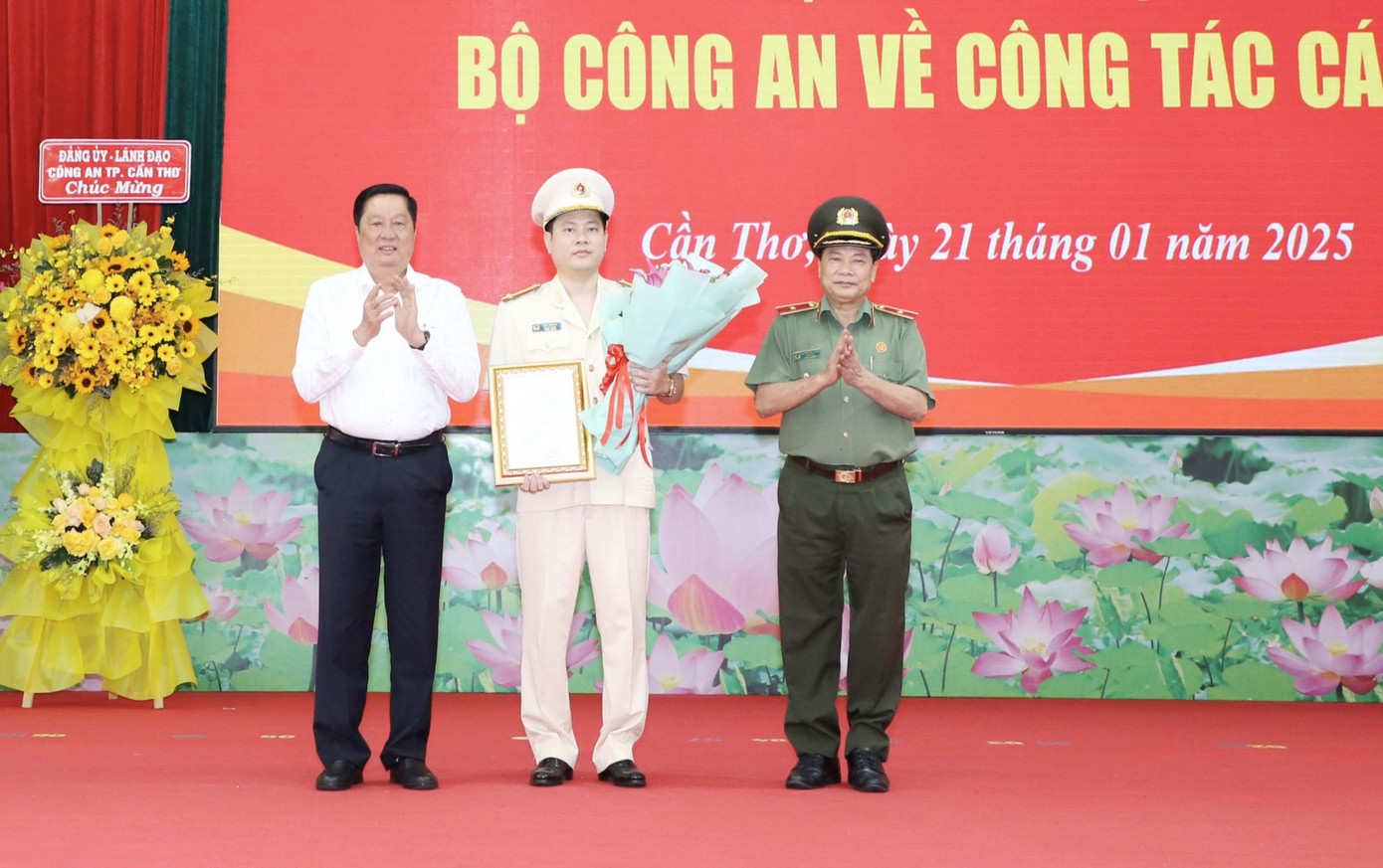 Lãnh đạo Thành uỷ, Công an TP. Cần Thơ tặng hoa chúc mừng Trung tá Đinh Tùng An (giữa). Lãnh đạo Thành uỷ, Công an TP. Cần Thơ tặng hoa chúc mừng Trung tá Đinh Tùng An (giữa).