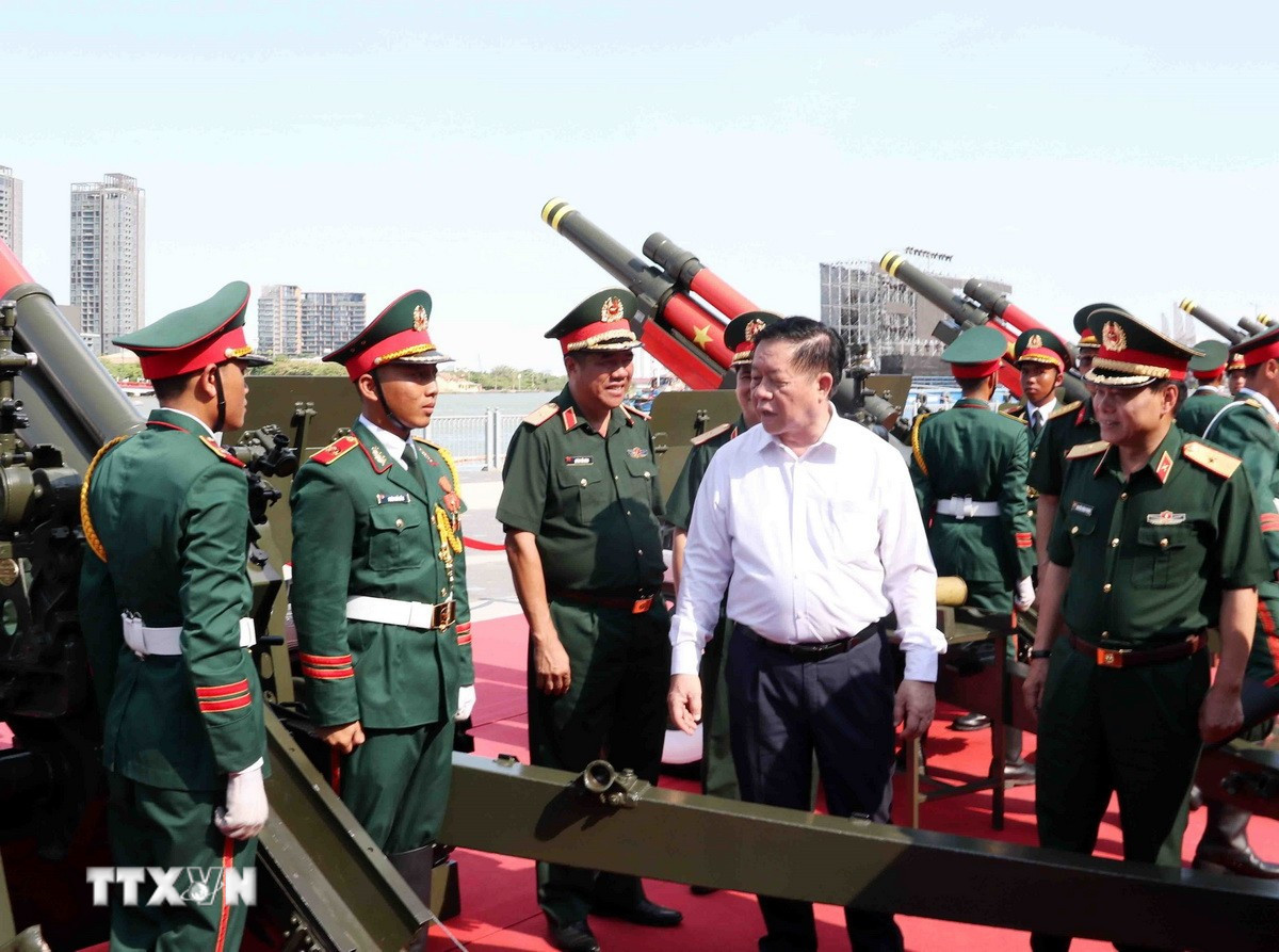 Ông Nguyễn Trọng Nghĩa kiểm tra công tác chuẩn bị pháo lễ trong Lễ kỷ niệm 50 năm Ngày Giải phóng miền Nam, thống nhất đất nước. Ảnh: TTXVN Ông Nguyễn Trọng Nghĩa kiểm tra công tác chuẩn bị pháo lễ trong Lễ kỷ niệm 50 năm Ngày Giải phóng miền Nam, thống nhất đất nước. Ảnh: TTXVN