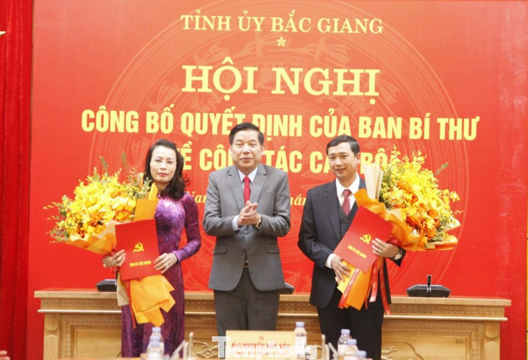 Bí thư Tỉnh ủy Bắc Giang Nguyễn Văn Gấu trao quyết định cho bà Nguyễn Thị Hương và ông Nguyễn Việt Oanh. Ảnh: Nguyễn Thắng Bí thư Tỉnh ủy Bắc Giang Nguyễn Văn Gấu trao quyết định cho bà Nguyễn Thị Hương và ông Nguyễn Việt Oanh. Ảnh: Nguyễn Thắng