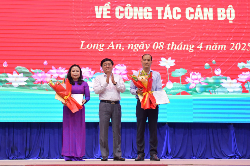 Bí thư Tỉnh ủy Long An Nguyễn Văn Quyết trao quyết định của Ban Bí thư và tặng hoa chúc mừng bà Nguyễn Thị Thu Trinh và ông Phạm Xuân Bách.
