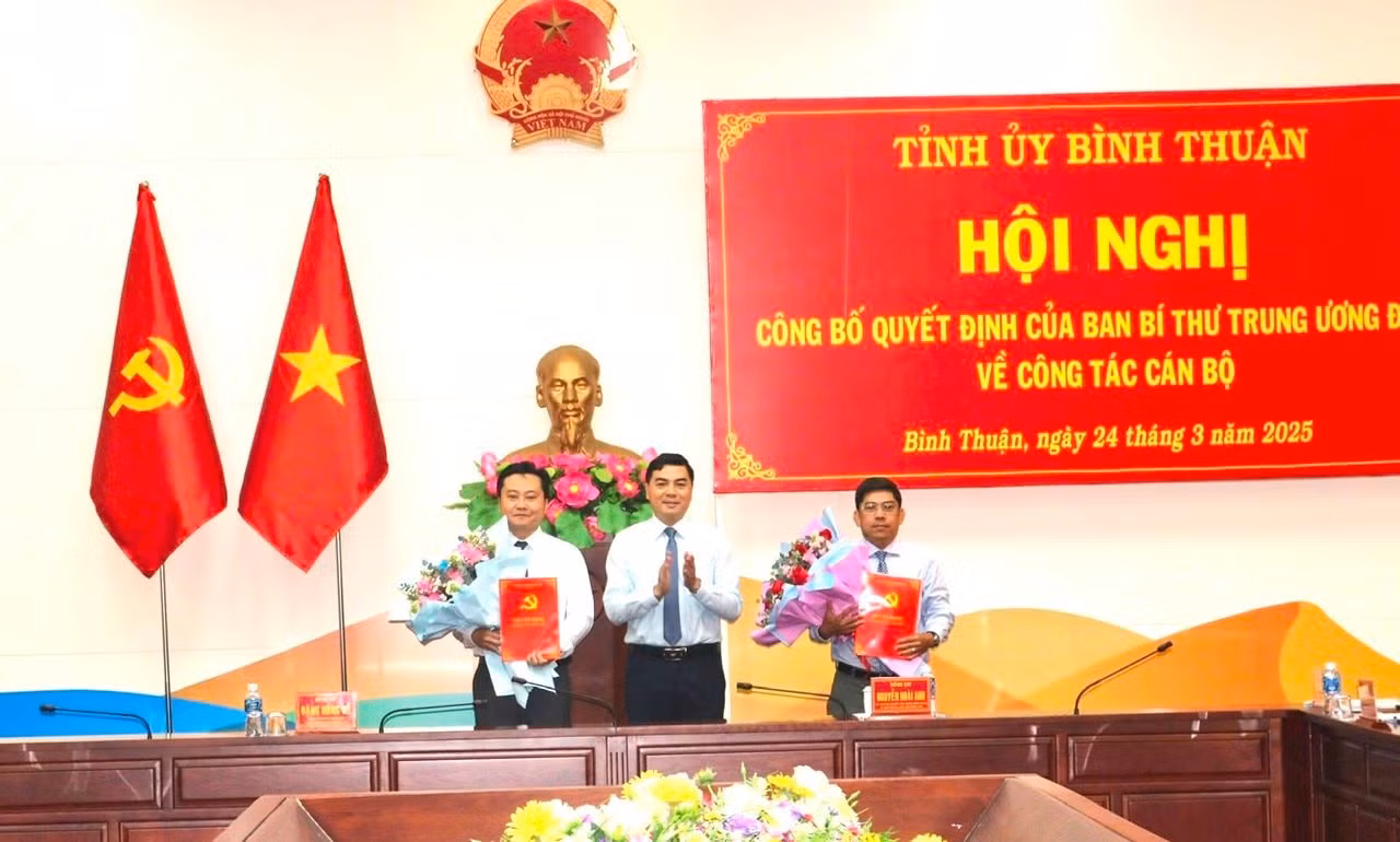 Bí thư Tỉnh ủy Bình Thuận Nguyễn Hoài Anh trao quyết định và tặng hoa chúc mừng 2 cán bộ. Ảnh: Báo Bình Thuận Bí thư Tỉnh ủy Bình Thuận Nguyễn Hoài Anh trao quyết định và tặng hoa chúc mừng 2 cán bộ. Ảnh: Báo Bình Thuận