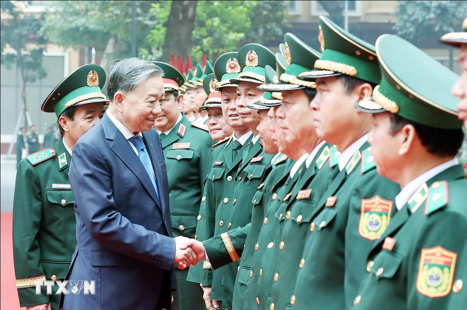 Tổng Bí thư Tô Lâm với lãnh đạo, sỹ quan chỉ huy Bộ Tư lệnh Bộ đội Biên phòng. Ảnh: Thống Nhất/TTXVN.