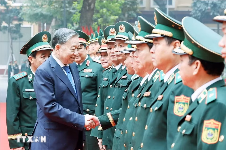 Tổng Bí thư Tô Lâm với lãnh đạo, sỹ quan chỉ huy Bộ Tư lệnh Bộ đội Biên phòng. Ảnh: Thống Nhất/TTXVN.