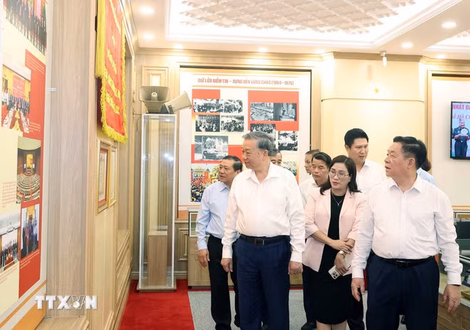 Tổng Bí thư Tô Lâm thăm Phòng truyền thống của Ban Tuyên giáo và Dân vận Trung ương. (Ảnh: Thống Nhất/TTXVN) Tổng Bí thư Tô Lâm thăm Phòng truyền thống của Ban Tuyên giáo và Dân vận Trung ương. (Ảnh: Thống Nhất/TTXVN)