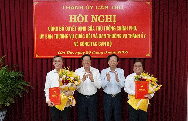 Thường trực Thành ủy Cần Thơ trao quyết định cho ông Trương Cảnh Tuyên và ông Trần Quốc Vũ.
