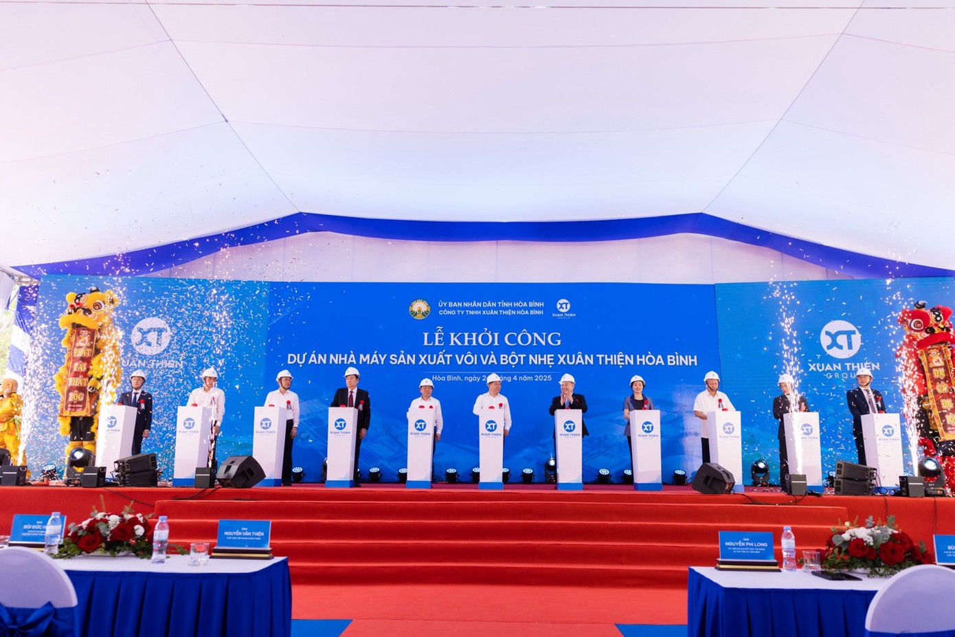 Lãnh đạo tỉnh Hòa Bình cùng lãnh đạo Tập đoàn Xuân Thiện ấn nút khởi công Dự án nhà máy sản xuất vôi và bột nhẹ Xuân Thiện Hòa Bình sáng 24/4.