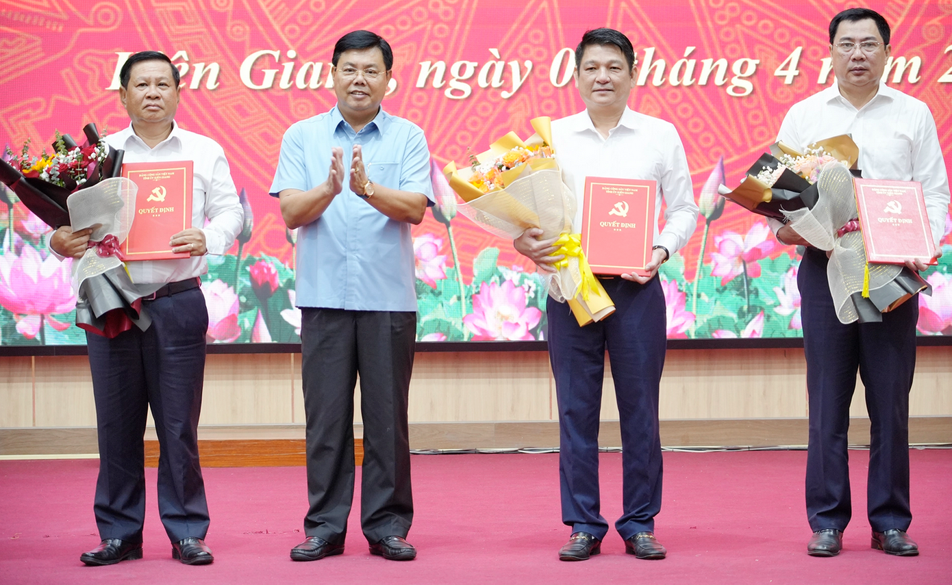 Ủy viên Trung ương Đảng, Bí thư Tỉnh ủy Kiên Giang Nguyễn Tiến Hải (thứ hai, từ trái qua) trao các quyết định của Ban Bí thư cho các ông Mai Hoàng Khởi, Bùi Quốc Thái, Võ Minh Trung (từ trái qua). Ảnh: Báo Kiên Giang