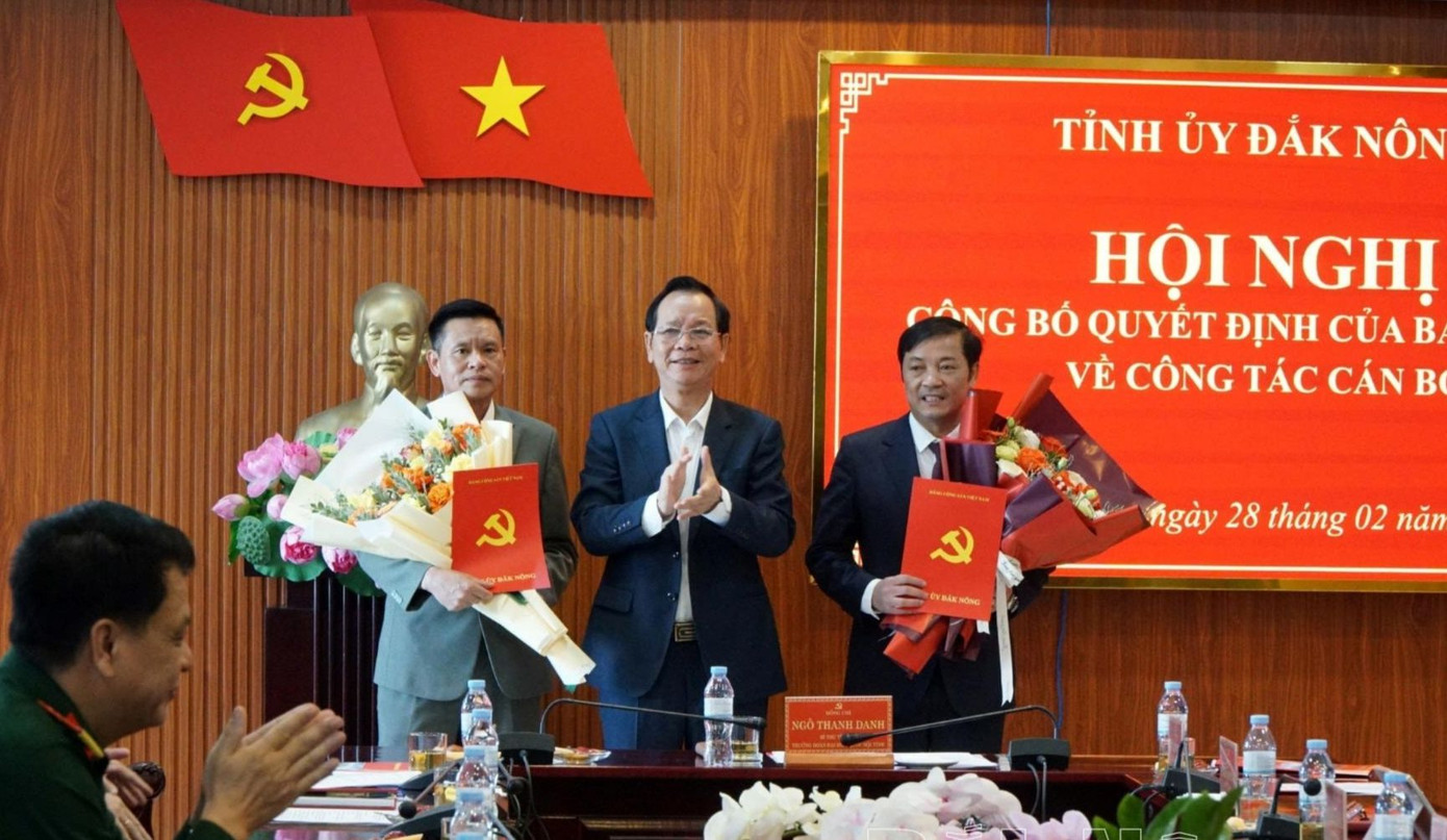 Ông Ngô Thanh Danh, Bí thư Tỉnh ủy, Trưởng Đoàn ĐBQH tỉnh chúc mừng và trao các quyết định của Ban Bí thư Trung ương Đảng cho ông Lê Trọng Yên và ông Vũ Tiến Lư. Ảnh: Báo Đắk Nông Ông Ngô Thanh Danh, Bí thư Tỉnh ủy, Trưởng Đoàn ĐBQH tỉnh chúc mừng và trao các quyết định của Ban Bí thư Trung ương Đảng cho ông Lê Trọng Yên và ông Vũ Tiến Lư. Ảnh: Báo Đắk Nông