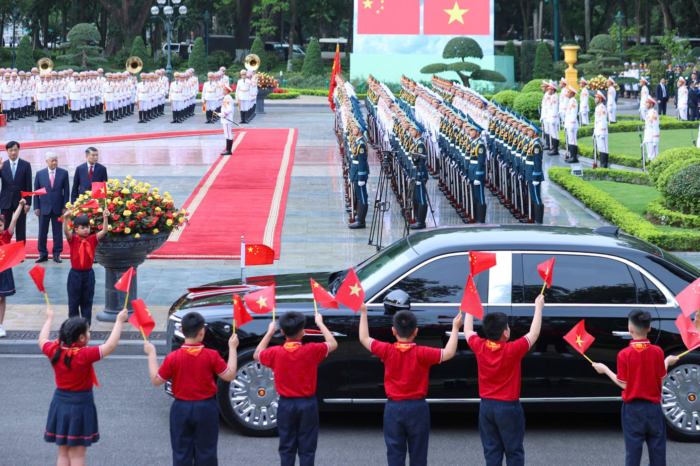Đoàn xe của Tổng Bí thư, Chủ tịch Trung Quốc Tập Cận Bình tiến vào Phủ Chủ tịch. Ảnh: Như Ý Đoàn xe của Tổng Bí thư, Chủ tịch Trung Quốc Tập Cận Bình tiến vào Phủ Chủ tịch. Ảnh: Như Ý