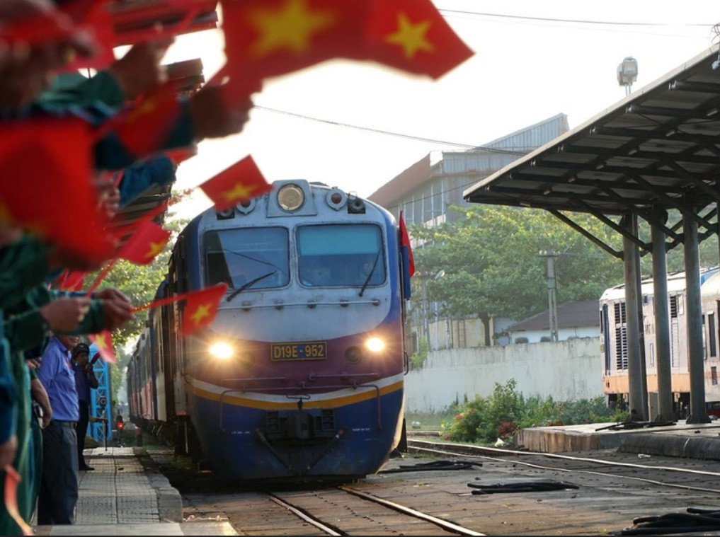 Đoàn tàu chở các lực lượng tham gia diễu binh, diễu hành trở về trong rực rỡ cờ hoa. Ảnh: TTXVN.