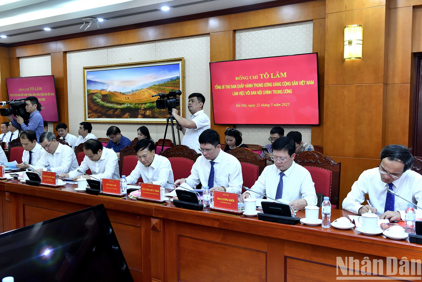 Các đại biểu tham dự buổi làm việc.