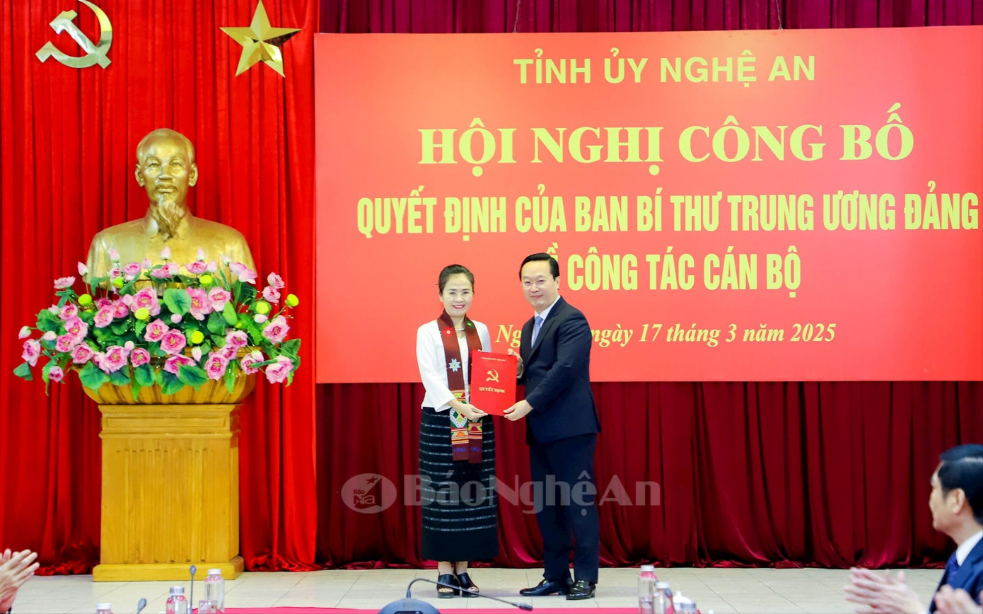 Bí thư Tỉnh ủy Nghệ An Nguyễn Đức Trung trao Quyết định của Ban Bí thư Trung ương Đảng chuẩn y chức vụ Phó Bí thư Tỉnh ủy Nghệ An nhiệm kỳ 2020-2025 cho bà Võ Thị Minh Sinh. Ảnh: Báo Nghệ An