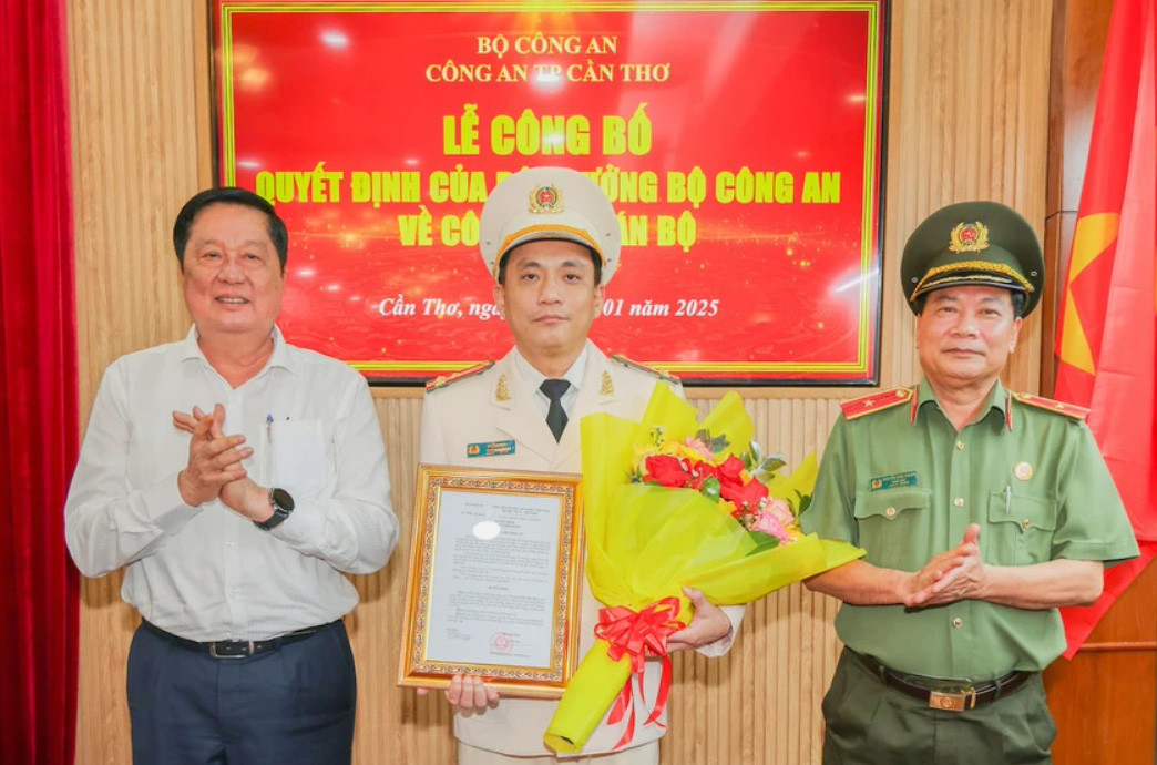 Ông Phạm Văn Hiểu, Phó Bí thư thường trực Thành ủy, Chủ tịch HĐND TP Cần Thơ và Thiếu tướng Nguyễn Văn Thuận, Giám đốc Công an TP Cần Thơ, trao quyết định và tặng hoa chúc mừng Thượng tá Hà Bảo Huy. Ông Phạm Văn Hiểu, Phó Bí thư thường trực Thành ủy, Chủ tịch HĐND TP Cần Thơ và Thiếu tướng Nguyễn Văn Thuận, Giám đốc Công an TP Cần Thơ, trao quyết định và tặng hoa chúc mừng Thượng tá Hà Bảo Huy.