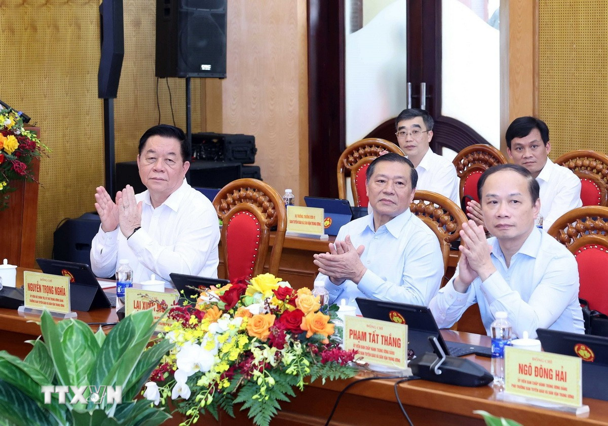 Lãnh đạo Ban Tuyên giáo và Dân vận Trung ương dự buổi làm việc. (Ảnh: Thống Nhất/TTXVN)