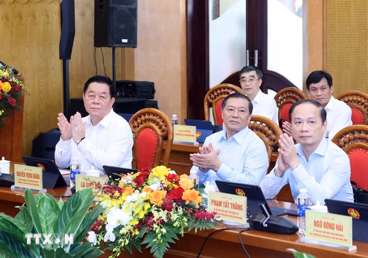Lãnh đạo Ban Tuyên giáo và Dân vận Trung ương dự buổi làm việc. (Ảnh: Thống Nhất/TTXVN) Lãnh đạo Ban Tuyên giáo và Dân vận Trung ương dự buổi làm việc. (Ảnh: Thống Nhất/TTXVN)