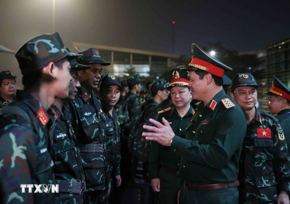 Thượng tướng Vũ Hải Sản, Thứ trưởng Bộ Quốc phòng, đón và động viên khích lệ tinh thần lực lượng cứu hộ, cứu nạn hoàn thành nhiệm vụ tại Myanmar trở về. Ảnh: TTXVN Thượng tướng Vũ Hải Sản, Thứ trưởng Bộ Quốc phòng, đón và động viên khích lệ tinh thần lực lượng cứu hộ, cứu nạn hoàn thành nhiệm vụ tại Myanmar trở về. Ảnh: TTXVN