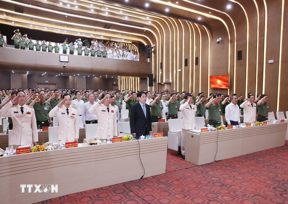 Chủ tịch nước Lương Cường và các đại biểu thực hiện nghi thức chào cờ. Chủ tịch nước Lương Cường và các đại biểu thực hiện nghi thức chào cờ.