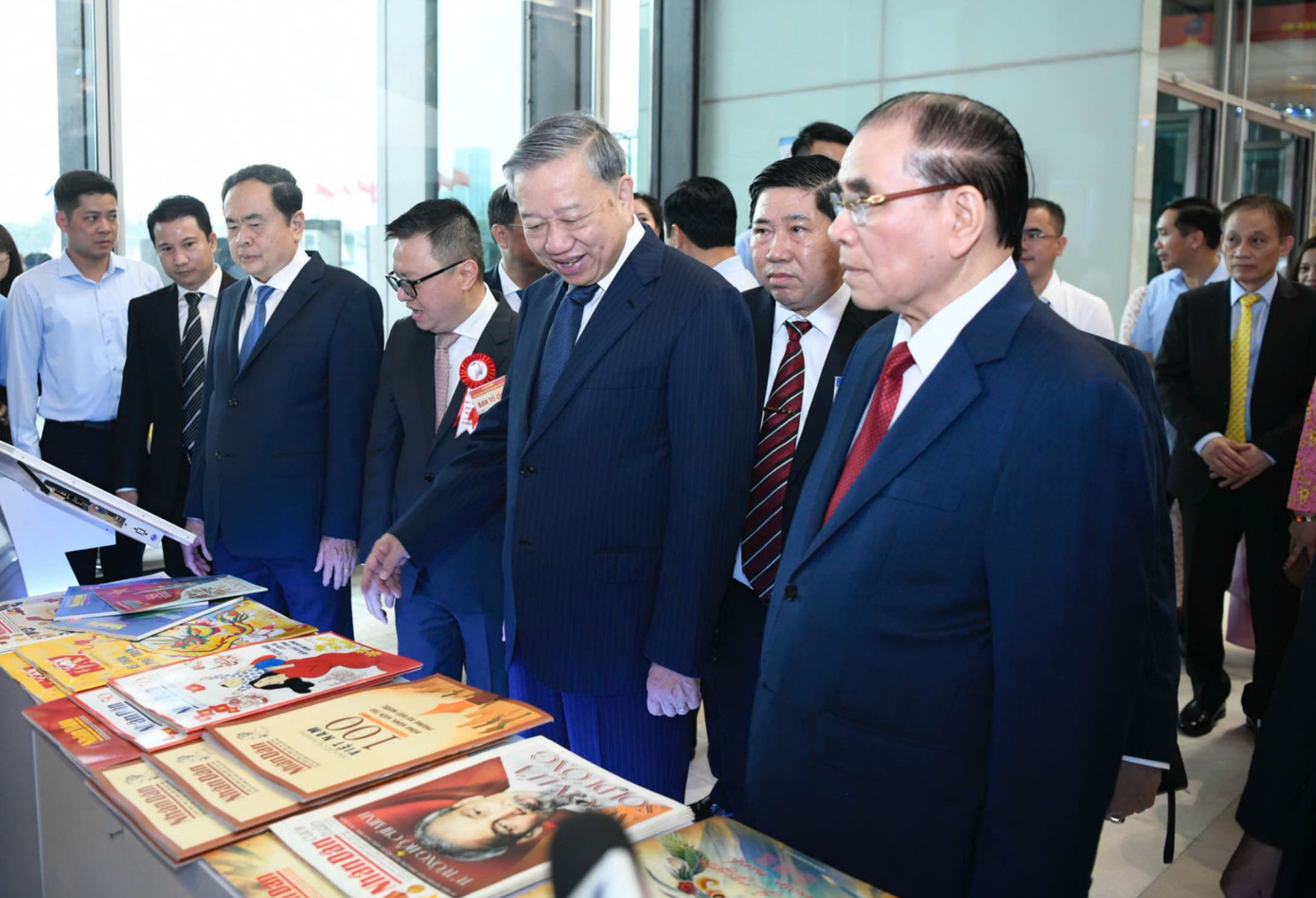 Hội Báo toàn quốc 2025 quy tụ 124 cơ quan báo chí, 130 gian trưng bày, hàng trăm ấn phẩm đặc sắc đại diện cho các dòng báo chí chủ lực từ Trung ương đến địa phương. Đặc biệt, không gian trưng bày chuyên đề "100 năm Báo chí cách mạng Việt Nam: Thành tựu và xu hướng phát triển trong kỷ nguyên mới" được xem là điểm nhấn giàu chiều sâu. Trong ảnh: Tổng Bí thư Tô Lâm và các đại biểu tham quan không gian triển lãm tại Hội báo toàn quốc. Ảnh: Như Ý.