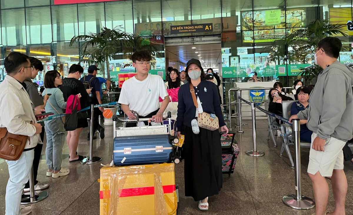Ghi nhận của PV Báo Tiền Phong cho thấy khu vực ga đến quốc nội sân bay Tân Sơn Nhất nhộn nhịp khách. Theo kế hoạch phân bổ slot (lượt cất hạ cánh) của sân bay này, nhiều khung giờ cao điểm lên tới 50 chuyến bay/giờ.