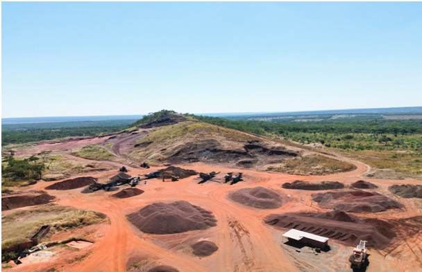 Mỏ quặng sắt lộ thiên đang được Tập đoàn Xuân Thiện khai thác tại Angola để chuẩn bị cung cấp về Việt Nam cho tổ hợp thép xanh Nam Định và Khu kinh tế Chân Mây (Huế). Mỏ quặng sắt lộ thiên đang được Tập đoàn Xuân Thiện khai thác tại Angola để chuẩn bị cung cấp về Việt Nam cho tổ hợp thép xanh Nam Định và Khu kinh tế Chân Mây (Huế).