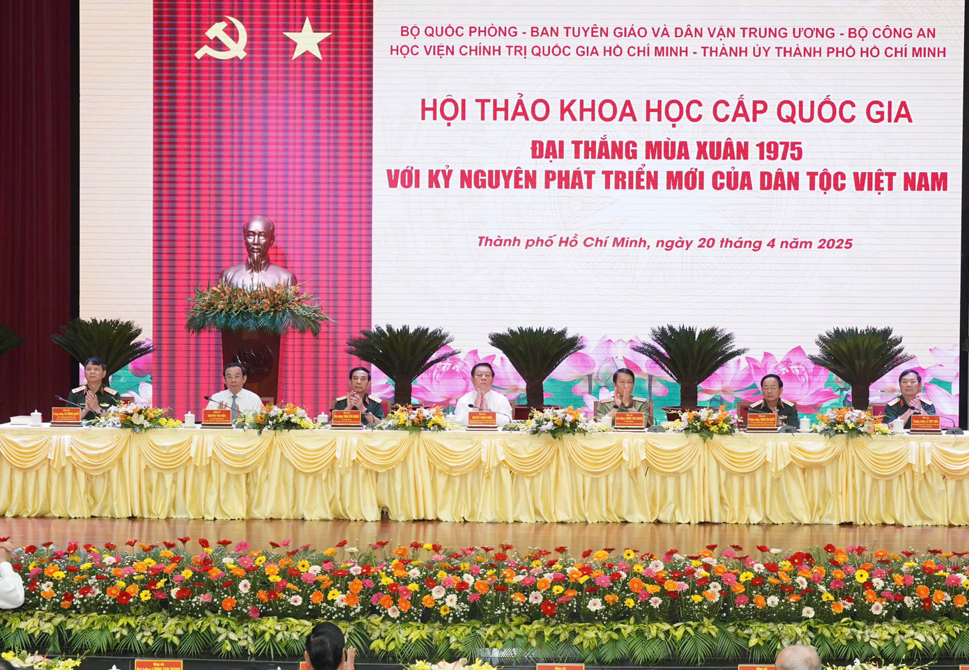 Đoàn chủ trì hội thảo. Ảnh: Báo Pháp luật TPHCM Đoàn chủ trì hội thảo. Ảnh: Báo Pháp luật TPHCM