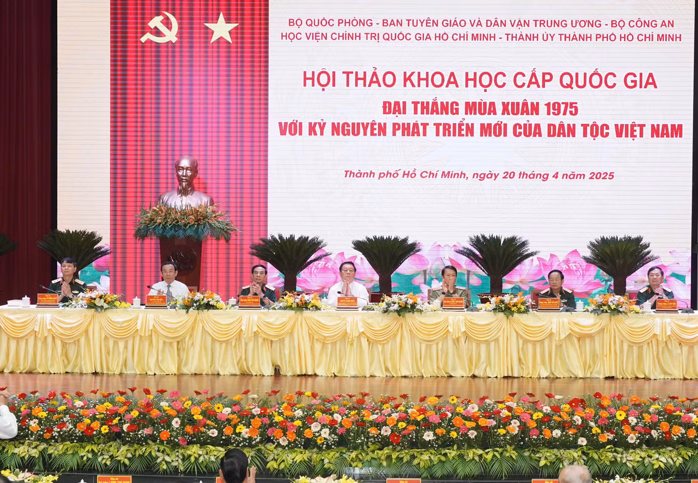 Đoàn chủ trì hội thảo. Ảnh: Báo Pháp luật TPHCM