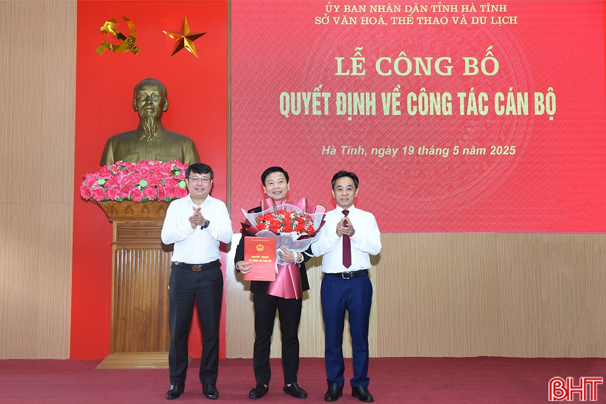 Phó Bí thư Thường trực Tỉnh ủy Hà Tĩnh Trần Thế Dũng và Phó Chủ tịch UBND tỉnh Dương Tất Thắng tặng hoa, trao quyết định cho ông Nguyễn Công Thành. Ảnh: Báo Hà Tĩnh