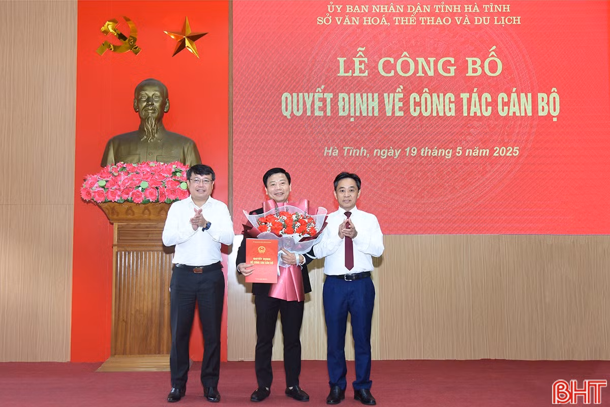 Phó Bí thư Thường trực Tỉnh ủy Hà Tĩnh Trần Thế Dũng và Phó Chủ tịch UBND tỉnh Dương Tất Thắng tặng hoa, trao quyết định cho ông Nguyễn Công Thành. Ảnh: Báo Hà Tĩnh