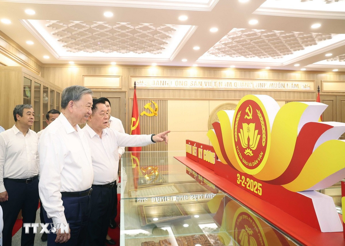 Tổng Bí thư Tô Lâm thăm Phòng truyền thống của Ban Tuyên giáo và Dân vận Trung ương. (Ảnh: Thống Nhất/TTXVN)