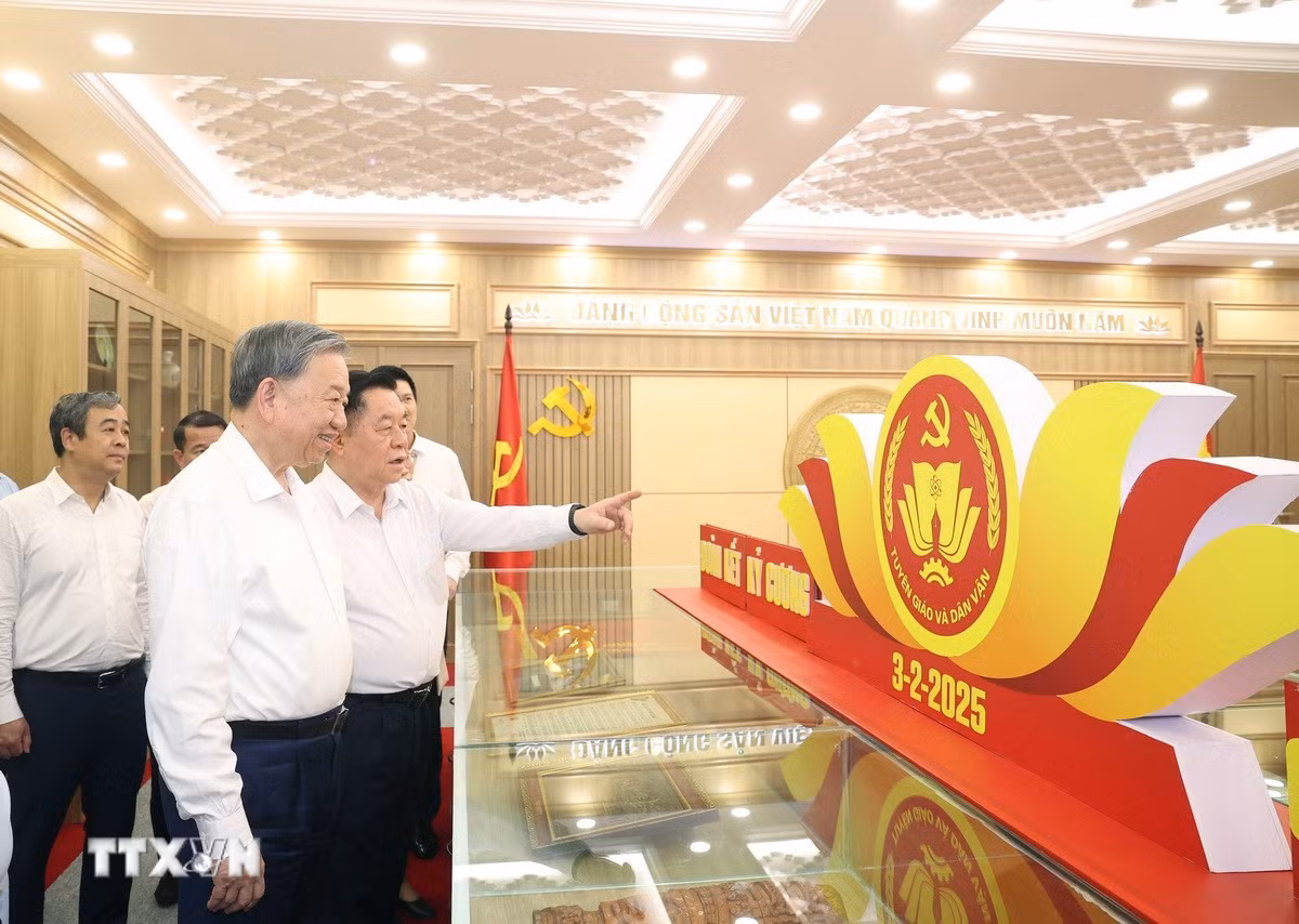 Tổng Bí thư Tô Lâm thăm Phòng truyền thống của Ban Tuyên giáo và Dân vận Trung ương. (Ảnh: Thống Nhất/TTXVN) Tổng Bí thư Tô Lâm thăm Phòng truyền thống của Ban Tuyên giáo và Dân vận Trung ương. (Ảnh: Thống Nhất/TTXVN)