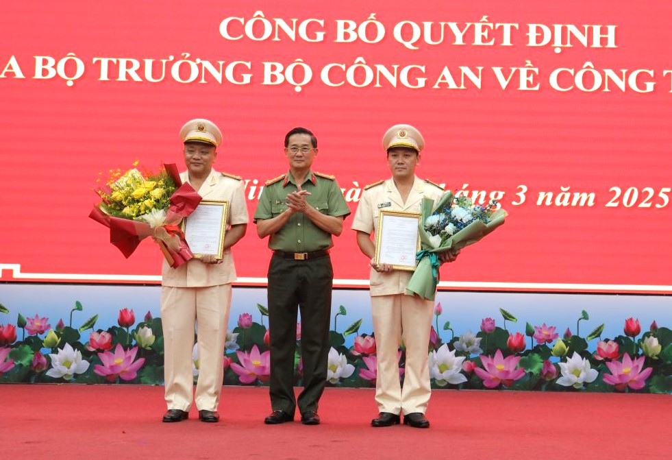 Đại tá Nguyễn Văn Trãi trao quyết định và tặng hoa cho hai tân Phó Giám đốc Công an tỉnh Tây Ninh. Ảnh: Báo Tây Ninh