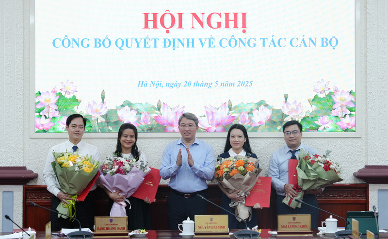 Bộ trưởng Nguyễn Hải Ninh trao quyết định điều động, bổ nhiệm đối với 4 cán bộ. Bộ trưởng Nguyễn Hải Ninh trao quyết định điều động, bổ nhiệm đối với 4 cán bộ.