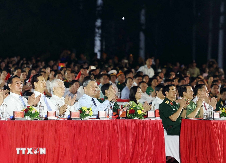 Tổng Bí thư Tô Lâm với các đại biểu tại chương trình. Ảnh: TTXVN Tổng Bí thư Tô Lâm với các đại biểu tại chương trình. Ảnh: TTXVN