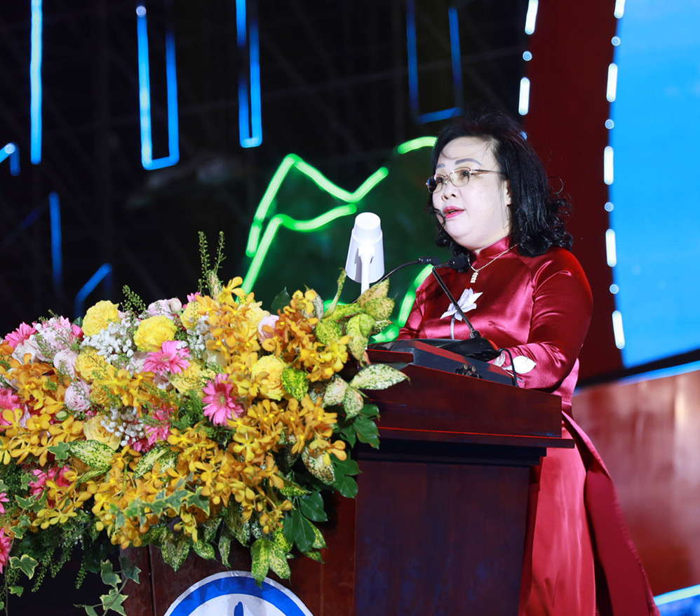 Bà Cao Thị Hoài An - Bí thư Tỉnh ủy Phú Yên, đọc diễn văn ôn lại truyền thống cách mạng của tỉnh. Ảnh: Báo Phú Yên