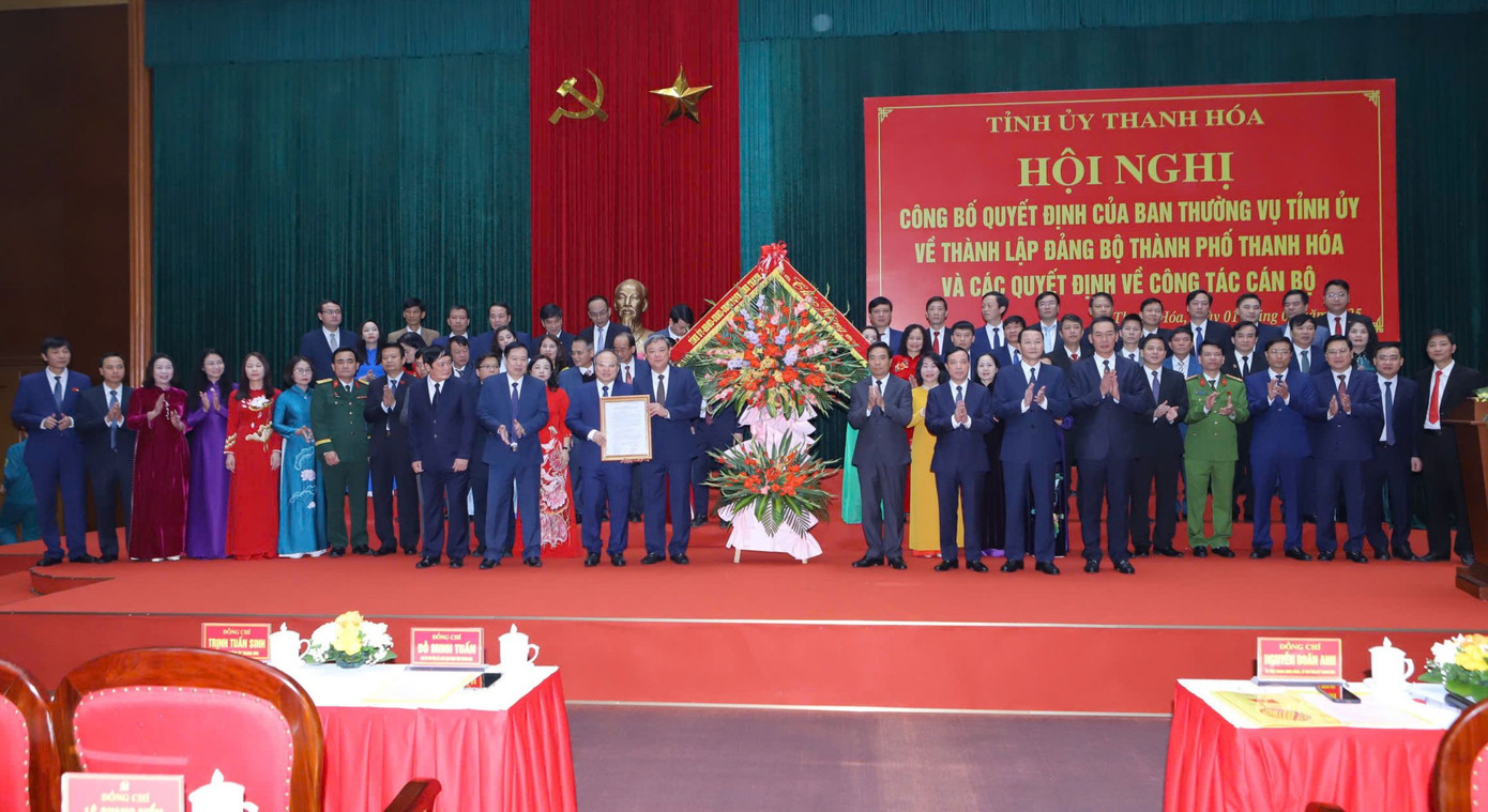 Bí thư Tỉnh ủy Thanh Hóa Nguyễn Doãn Anh trao quyết định của Ban Thường vụ Tỉnh ủy về việc thành lập Đảng bộ thành phố Thanh Hóa và tặng hoa chúc mừng Đảng bộ thành phố Thanh Hóa. Bí thư Tỉnh ủy Thanh Hóa Nguyễn Doãn Anh trao quyết định của Ban Thường vụ Tỉnh ủy về việc thành lập Đảng bộ thành phố Thanh Hóa và tặng hoa chúc mừng Đảng bộ thành phố Thanh Hóa.