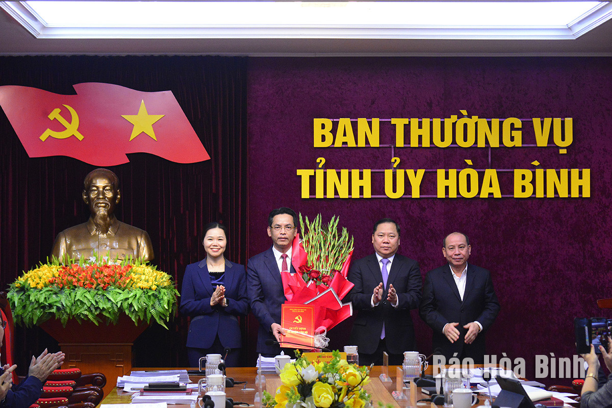 Thường trực Tỉnh ủy Hòa Bình chúc mừng ông Nguyễn Văn Danh, Giám đốc Sở Tài chính được Ban Bí thư chỉ định tham gia Ban Chấp hành Đảng bộ tỉnh Hòa Bình nhiệm kỳ 2020 - 2025. Ảnh: Báo Hòa Bình