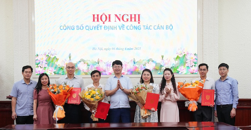 Trao quyết định cho các cán bộ được bổ nhiệm. Ảnh: Cổng thông tin điện tử Bộ Tư pháp