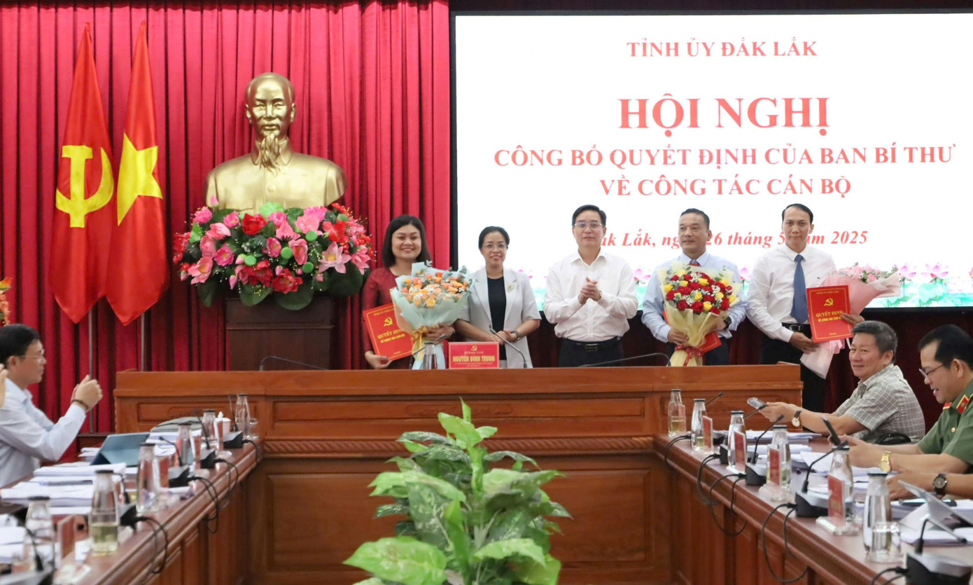 Bí thư Tỉnh ủy Nguyễn Đình Trung và Phó Bí thư Thường trực Tỉnh ủy, Chủ tịch HĐND tỉnh Huỳnh Thị Chiến Hòa trao quyết định và tặng hoa chúc mừng ba cán bộ. Bí thư Tỉnh ủy Nguyễn Đình Trung và Phó Bí thư Thường trực Tỉnh ủy, Chủ tịch HĐND tỉnh Huỳnh Thị Chiến Hòa trao quyết định và tặng hoa chúc mừng ba cán bộ.