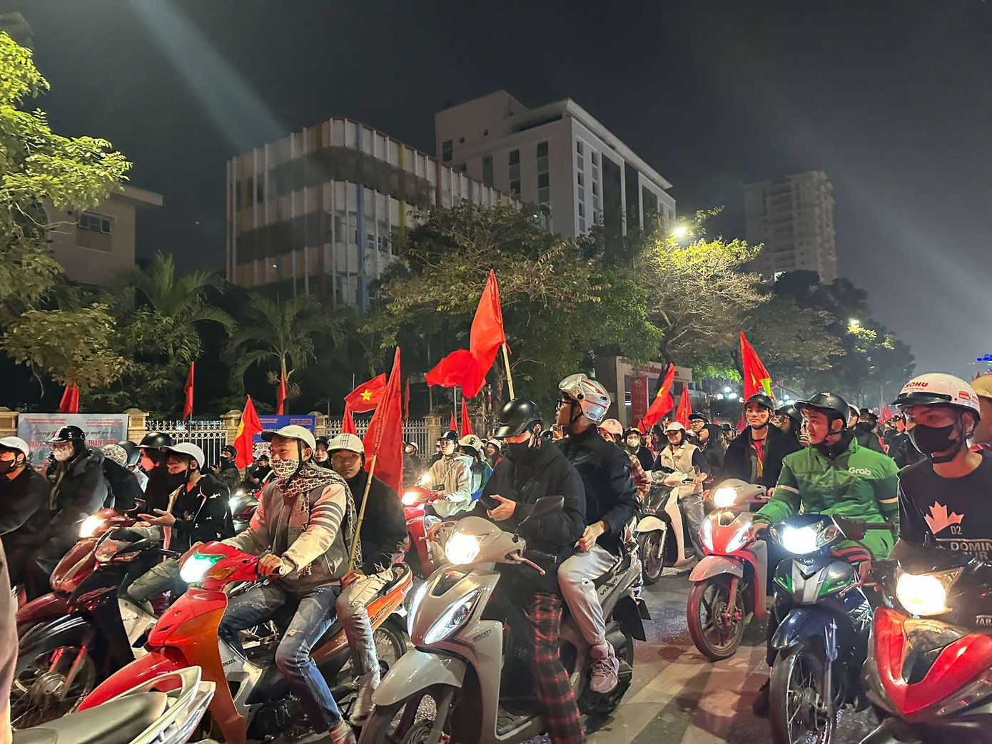 Đoàn xe của các CĐV nối dài. Qua mỗi tuyến phố, đoàn xe lại đông lên. Ảnh: Trong Tài.