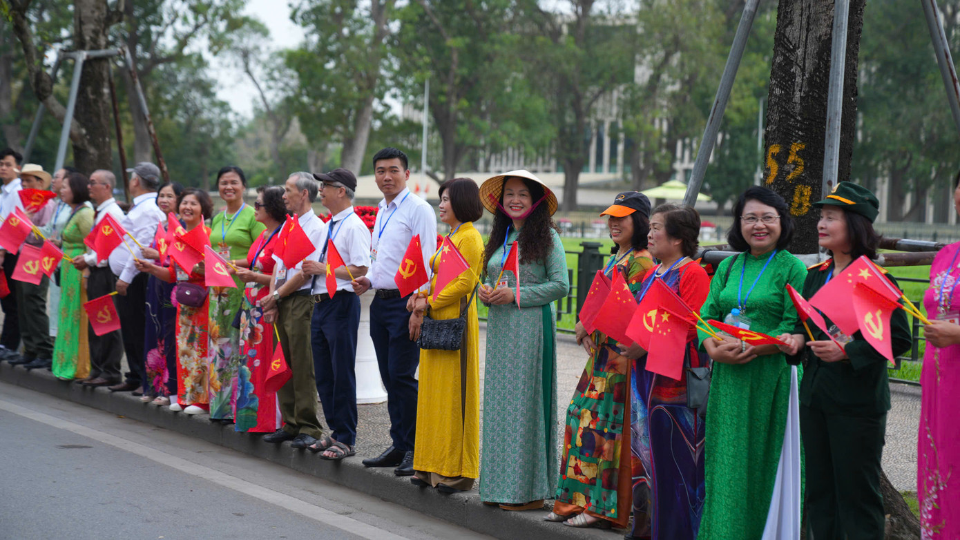 Người dân Hà Nội vẫy cờ chào đón Tổng Bí thư, Chủ tịch nước Trung Quốc Tập Cận Bình trước Phủ Chủ tịch. Ảnh: Trọng Quân Người dân Hà Nội vẫy cờ chào đón Tổng Bí thư, Chủ tịch nước Trung Quốc Tập Cận Bình trước Phủ Chủ tịch. Ảnh: Trọng Quân