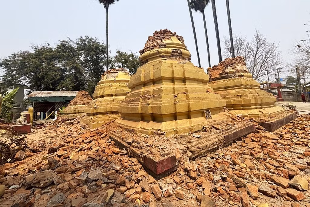 Một công trình ở Myanmar thiệt hại nặng nề. (Ảnh: AP)