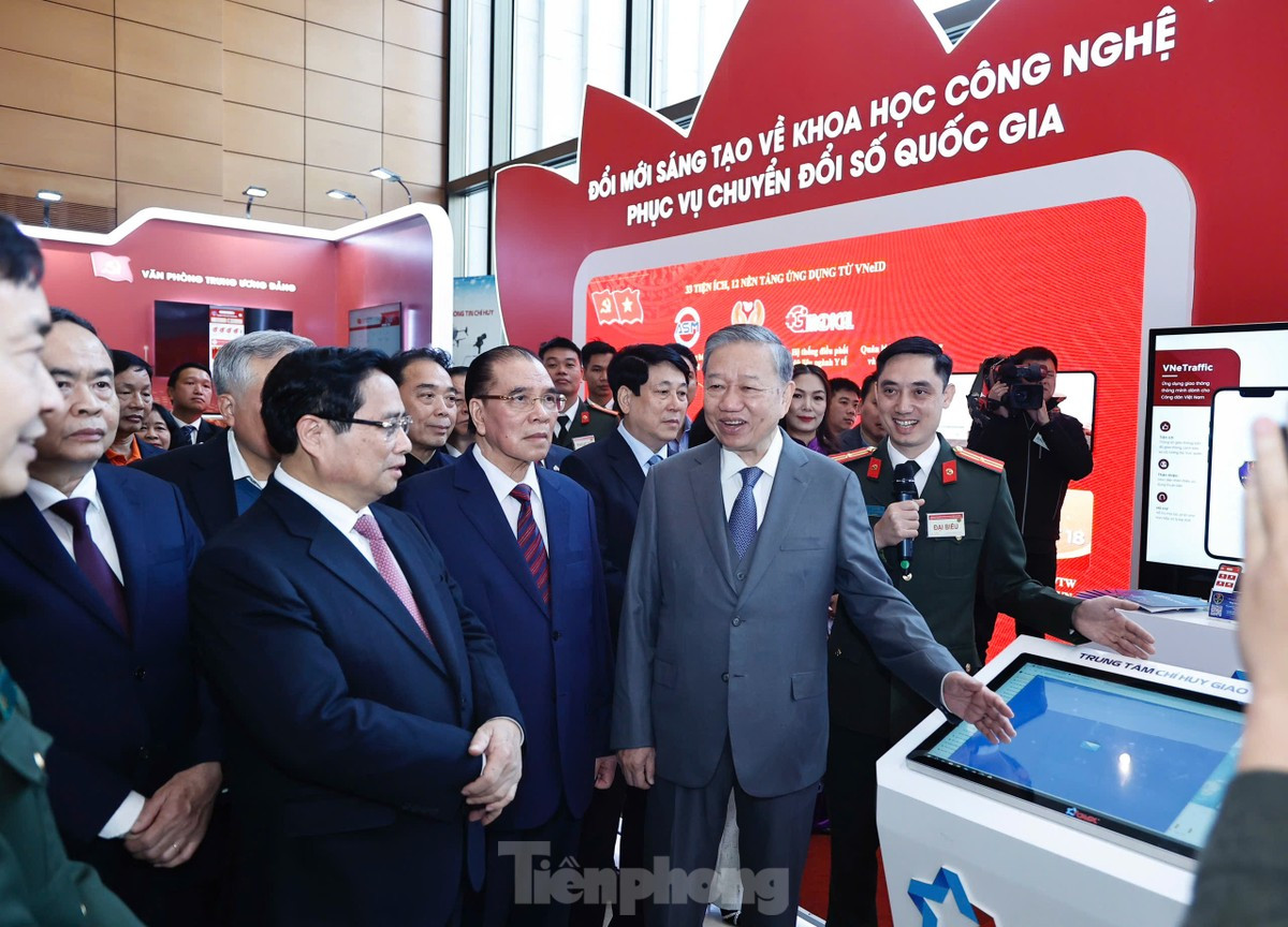 Tổng Bí thư Tô Lâm và các đồng chí lãnh đạo, nguyên lãnh đạo Đảng, Nhà nước tham quan triển lãm các ứng dụng về khoa học công nghệ, đổi mới sáng tạo tại Hội nghị toàn quốc về đột phá phát triển khoa học, công nghệ, đổi mới sáng tạo và chuyển đổi số quốc gia. Ảnh: Như Ý. Tổng Bí thư Tô Lâm và các đồng chí lãnh đạo, nguyên lãnh đạo Đảng, Nhà nước tham quan triển lãm các ứng dụng về khoa học công nghệ, đổi mới sáng tạo tại Hội nghị toàn quốc về đột phá phát triển khoa học, công nghệ, đổi mới sáng tạo và chuyển đổi số quốc gia. Ảnh: Như Ý.