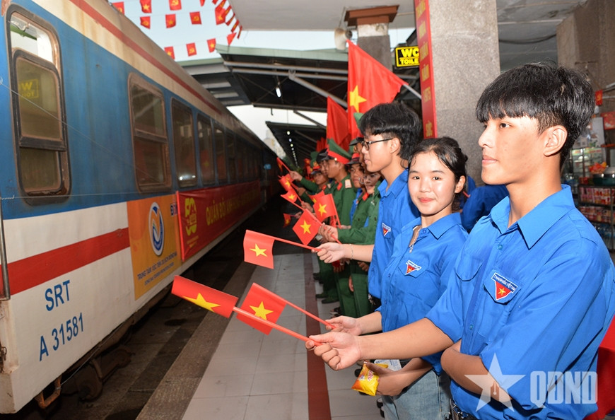 Dự kiến, sáng sớm 3/5, đoàn sẽ dừng nghỉ tại ga Vinh (Nghệ An) trước khi về đến ga Hà Nội vào trưa cùng ngày. Ảnh: Báo Quân đội Nhân dân.